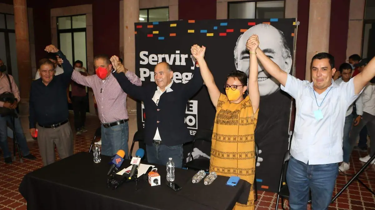 Enrique Galindo celebra triunfo en la capital